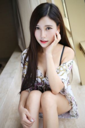 光影下的少女