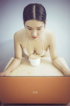 一女被多男玩喷潮3p免费视频