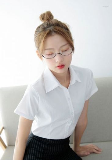 女人趴到床脱了内裤打光屁股视频